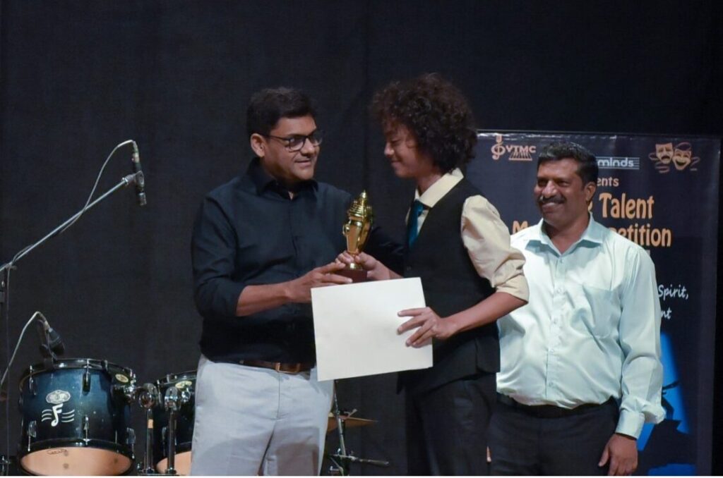 Aurum being felicitated on stage
